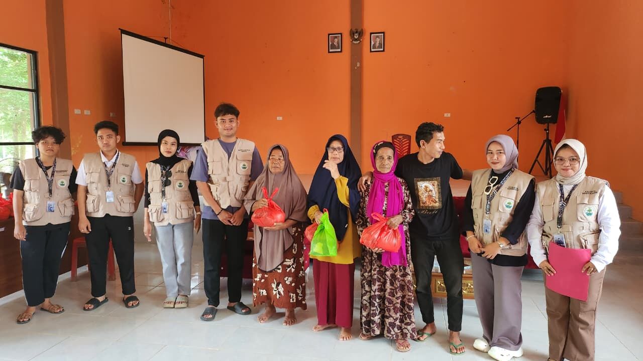 KKN Uniper Kelompok 4 Dukung Ketahanan Pangan, Bagikan Paket Sembako untuk Lansia di Desa Tukak