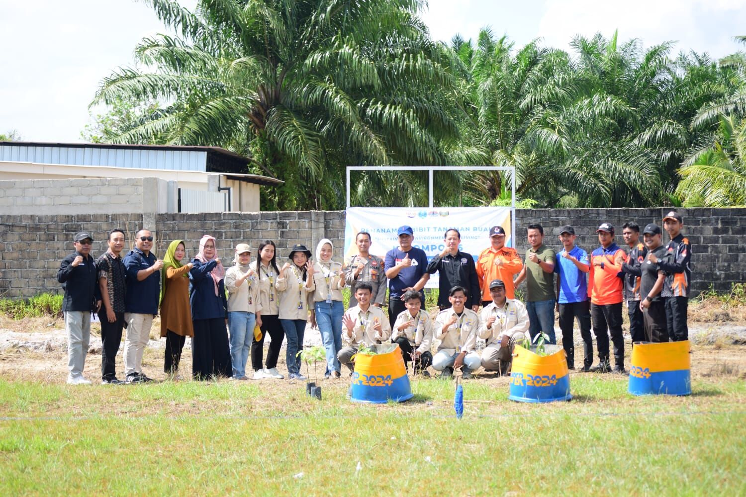 Mahasiswa KKN Universitas Pertiba Tanam 500 Bibit Buah di Desa Penyak, Bangka Tengah