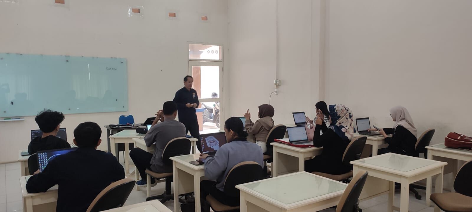 Mahasiswa Manajemen FEB UNIPER Manfaatkan Libur Semester dengan Pelatihan Penulisan Karya Ilmiah