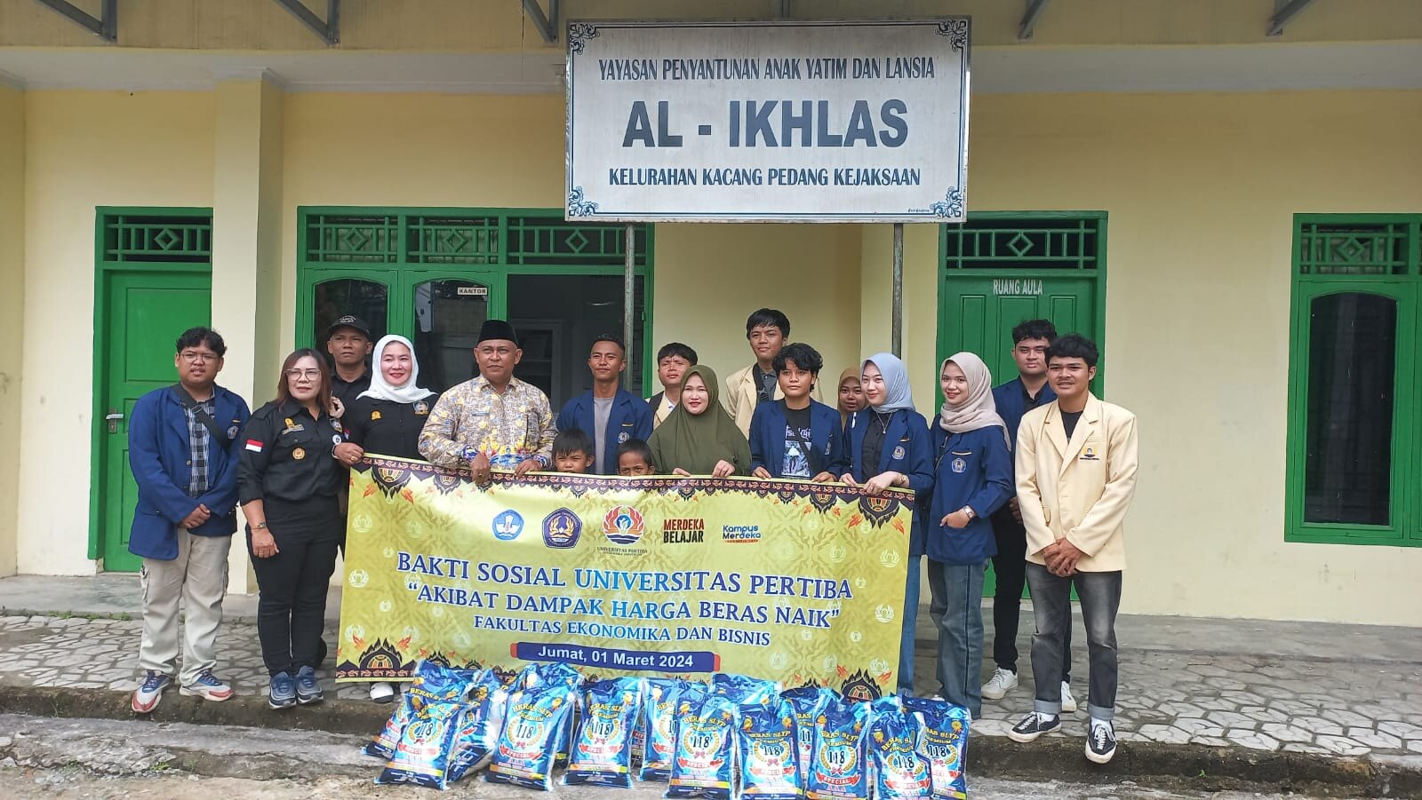 Universitas Pertiba Berbagi Melalui Bakti Sosial dengan Distribusi 100 Sak Beras