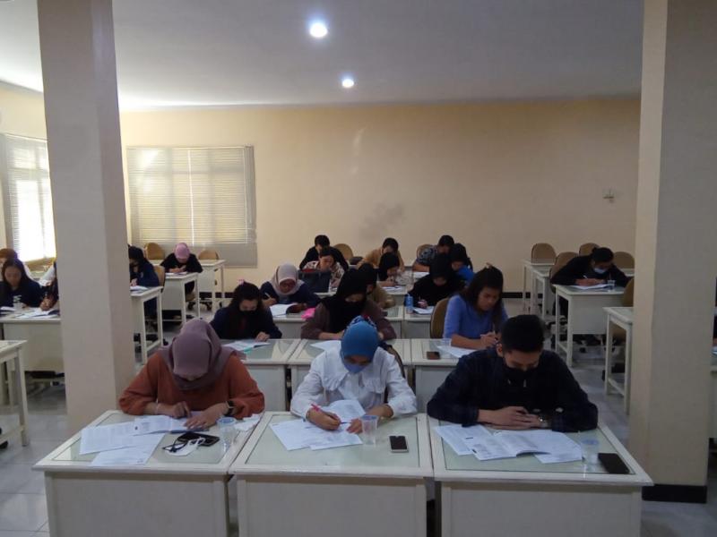 Suasana Tes di Ruang Kuliah Umum
